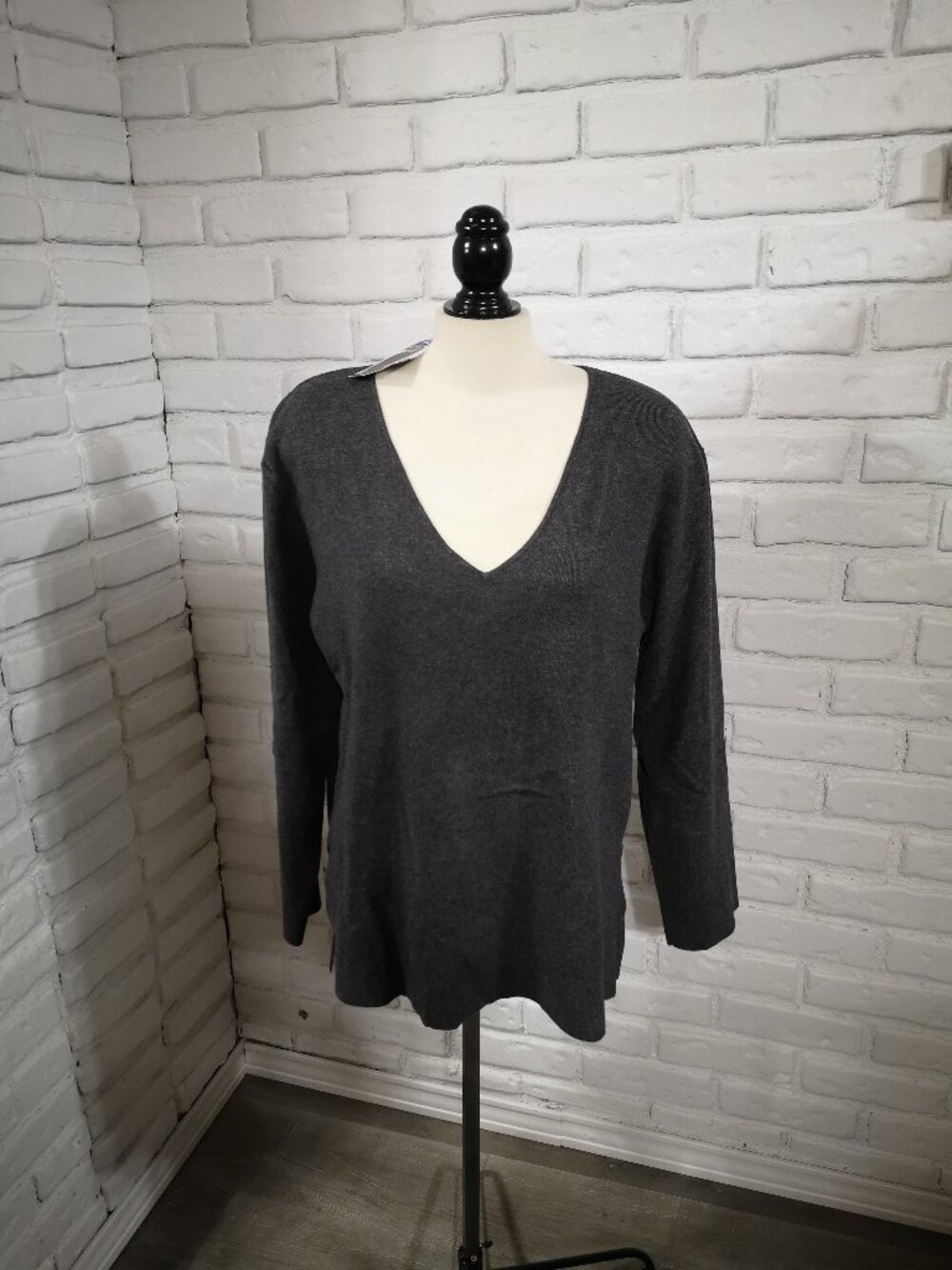 Splendid NWT Ladies Size Large Dark Grey V-neck Straight Fit Sweater Casual Fall
